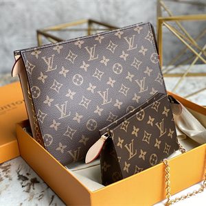 L.V Toiletry Pouch On Chain Monogram Canvas M81412