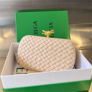 BV Knot Clutch In Lambskin Leather Cantaloup Color