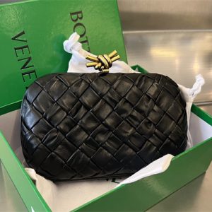 BV Knot Clutch In Calfskin Leather Wrinkled Black Color