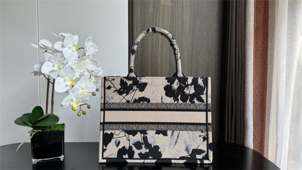 CD Medium Book Tote Beige and Black Fleurs Mystiques Embroidery - Image 5