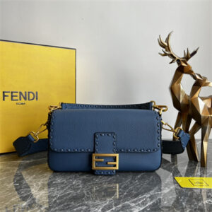 Fen.di Baguette
Selleria bag with 612 hand-sewn topstitches