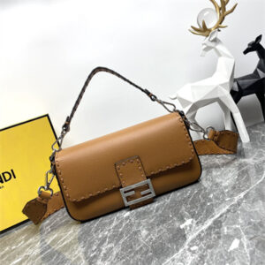 Fen.di Baguette
Selleria bag with 612 hand-sewn topstitches