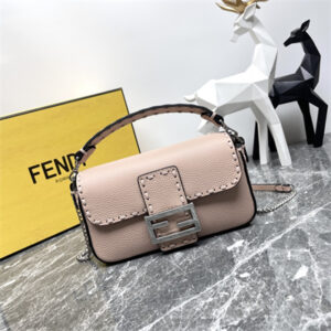 Fen.di Baguette Mini
Selleria bag with 309 hand-sewn topstitches