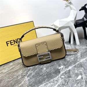 Fen.di Baguette Mini
Selleria bag with 309 hand-sewn topstitches