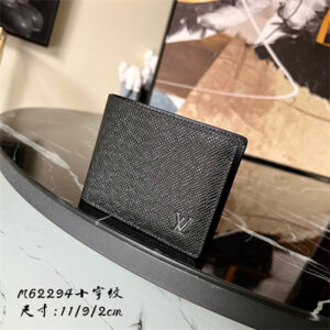 L.V Slender Wallet Taiga cowhide leather Black M62294